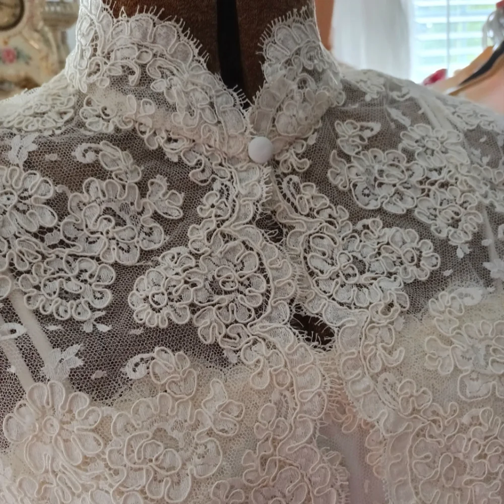 GORGEOUS 1990S "BIANCHI" CRISP WHITE CHIFFON WEDDING GOWN W/ LACE JACKET & VEIL! - Picture 10 of 16